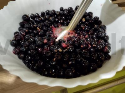 Kvapnus juodųjų serbentų marmeladas su cukraus pudra Žingsnis 1