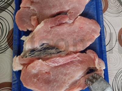 Kiaulienos kotletas su grybais po sūrio sluoksniu Žingsnis 1