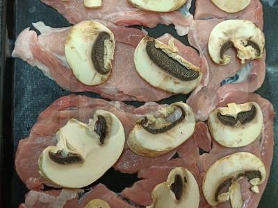 Kiaulienos kotletas su grybais po sūrio sluoksniu Žingsnis 3