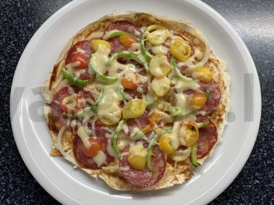 Pica iš lavašo, dešros, sūrio ir daržovių pagrindine nuotrauka