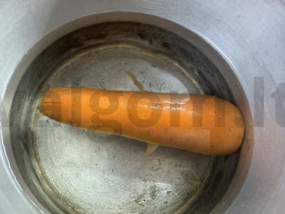 Salotas „Mimoza“ su morkomis ir sūriu Žingsnis 1