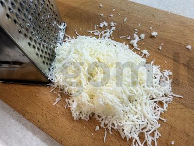 Salotas „Mimoza“ su morkomis ir sūriu Žingsnis 3