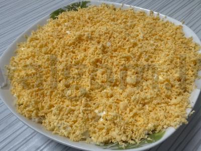 Salotas „Mimoza“ su morkomis ir sūriu pagrindine nuotrauka