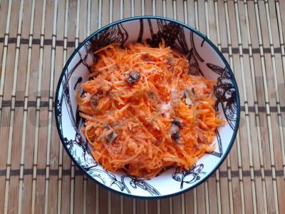 Morkų salotas su graikiniais riešutais ir cinamonu pagrindine nuotrauka