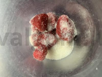 Pieninis kokteilis su šokoladiniu ledais ir braškėmis Žingsnis 2