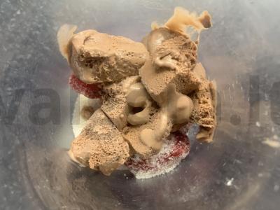 Pieninis kokteilis su šokoladiniu ledais ir braškėmis Žingsnis 3