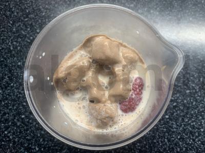 Pieninis kokteilis su šokoladiniu ledais ir braškėmis Žingsnis 4