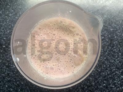 Pieninis kokteilis su šokoladiniu ledais ir braškėmis Žingsnis 5