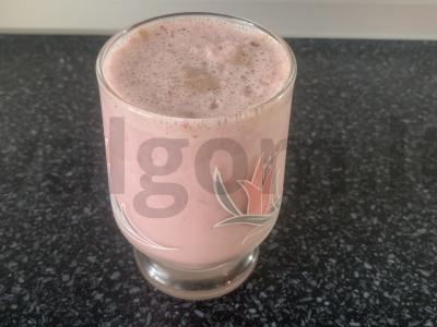 Pieninis kokteilis su šokoladiniu ledais ir braškėmis Žingsnis 6