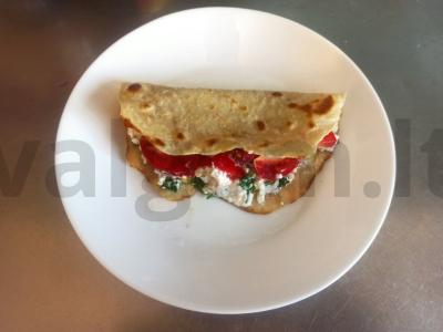 Švelni pita su varške, pomidorais ir žemės riešutais pagrindine nuotrauka