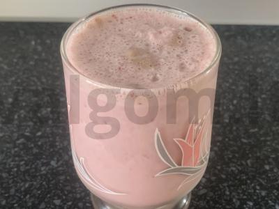 Pieninis kokteilis su šokoladiniu ledais ir braškėmis pagrindine nuotrauka