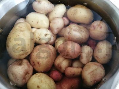 Virti ir kepti jauni bulvės su krienų padažu Žingsnis 1