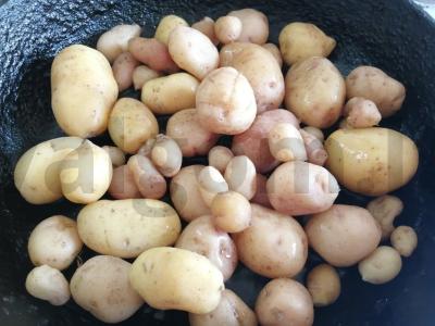 Virti ir kepti jauni bulvės su krienų padažu Žingsnis 3