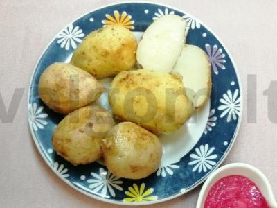 Virti ir kepti jauni bulvės su krienų padažu pagrindine nuotrauka