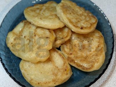 Sveiki blynai su vaisiais ir mocarela be kiaušinių pagrindine nuotrauka