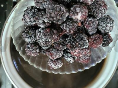 Kompotas su vyšniomis, avietėmis, gervuogėmis ir citrinos rūgštimi Žingsnis 1