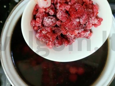 Kompotas su vyšniomis, avietėmis, gervuogėmis ir citrinos rūgštimi Žingsnis 3