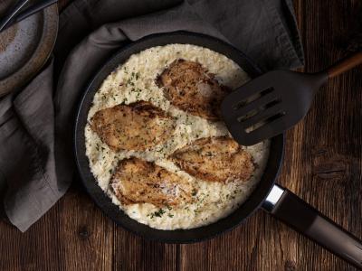 Vištiena su ryžiais grietinėlės padaže pagrindine nuotrauka