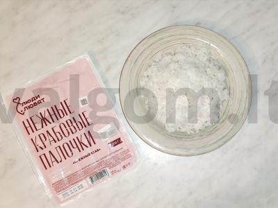 Salotas su krabų lazdelėmis ir ridikėliais „Kapitonas“ Žingsnis 1