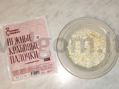 Salotas su krabų lazdelėmis ir ridikėliais „Kapitonas“ Žingsnis 2