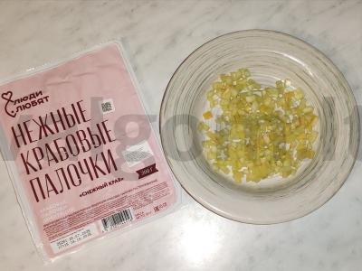 Salotas su krabų lazdelėmis ir ridikėliais „Kapitonas“ Žingsnis 3