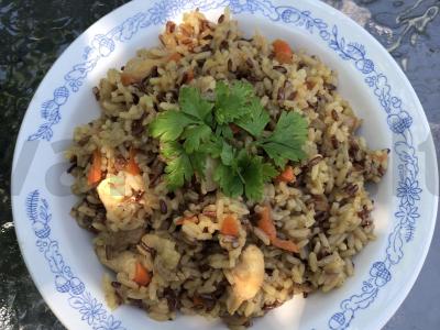 Plovas su raudonuoju ir ruduoju ryžiu pagrindine nuotrauka