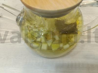 Ramunėlių gėrimas su obuoliu ir liepa pagrindine nuotrauka