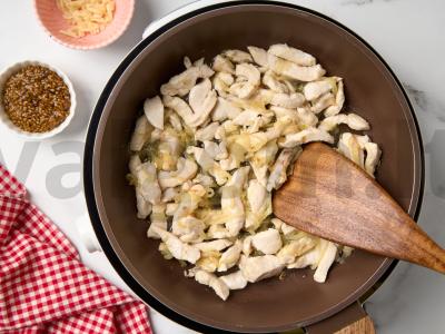 Vištiena garstyčių padaže keptuvėje Žingsnis 3