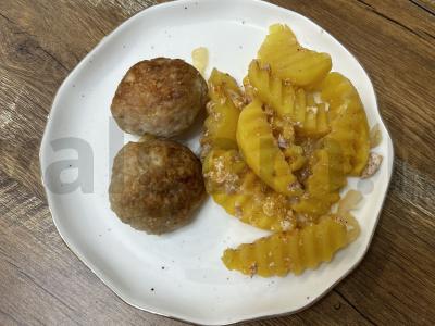 Mėsos kotletai su bulvių skiltelėmis orkaitėje pagrindine nuotrauka