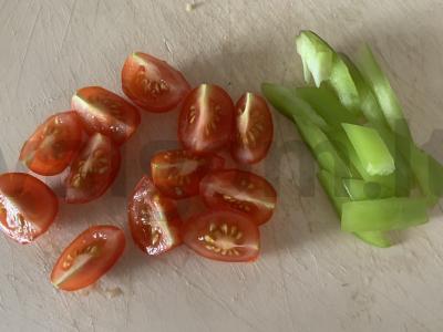 Salotas su mocarela, vyšniniais pomidorais ir vištienos krūtinėle Žingsnis 3