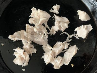 Salotas su mocarela, vyšniniais pomidorais ir vištienos krūtinėle Žingsnis 5