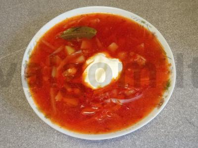 Raudonas barštis ant ančių sultinio pagrindine nuotrauka