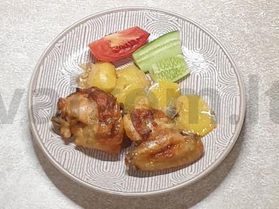 Kepta vištiena su prieskoniais ir daržovėmis pagrindine nuotrauka