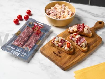 Itališkas vištienos salotas ant duonos pagrindine nuotrauka