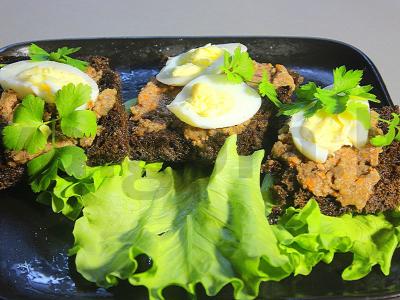 Užkandis su rugine duona ir kepenėlių paštetu pagrindine nuotrauka