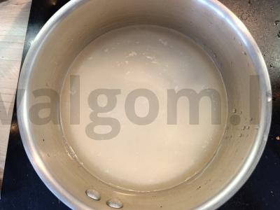 Manų košė su bananais, riešutais ir džiovintais vaisiais Žingsnis 2