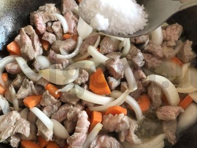 Makaronai su daržovėmis ir kiauliena vakarienei Žingsnis 4