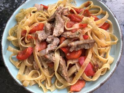 Makaronai su daržovėmis ir kiauliena vakarienei pagrindine nuotrauka