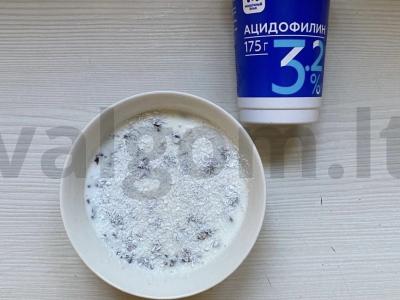 Naudingas pusryčių patiekalas su acidofiliu visai šeimai pagrindine nuotrauka