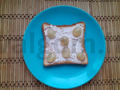 Saldus tostadas su varške, vynuogėmis ir medumi Žingsnis 4