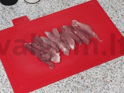 Kepta kiauliena su svogūnais Žingsnis 1