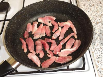 Kepta kiauliena su svogūnais Žingsnis 3