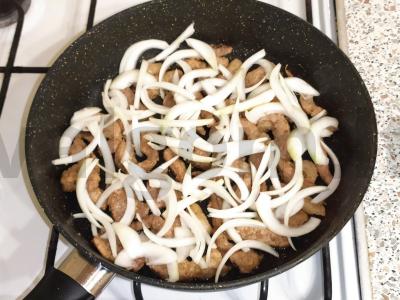 Kepta kiauliena su svogūnais Žingsnis 4