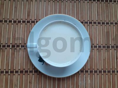 Pieninis ramunėlių arbata su imbieru ir gvazdikėliais pagrindine nuotrauka