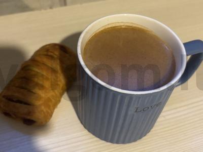 Kvapnus kava su pienu ir cinamonu pagrindine nuotrauka