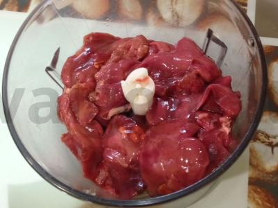 Užkandžių tortas su vištienos kepenimis ir sūriu Žingsnis 1