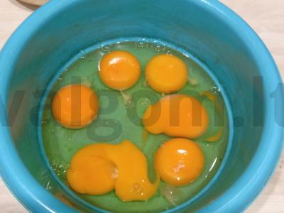 Užkandžių tortas su vištienos kepenimis ir sūriu Žingsnis 8