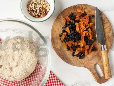 Duona su riešutais ir džiovintomis slyvomis Žingsnis 4