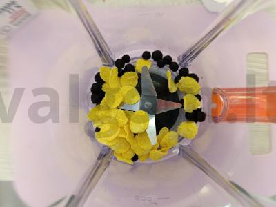 Varškės kokteilis su mėlynėmis Žingsnis 1