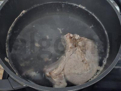 Kvapnūs šaltibarščiai su mėsos kaulu Žingsnis 1